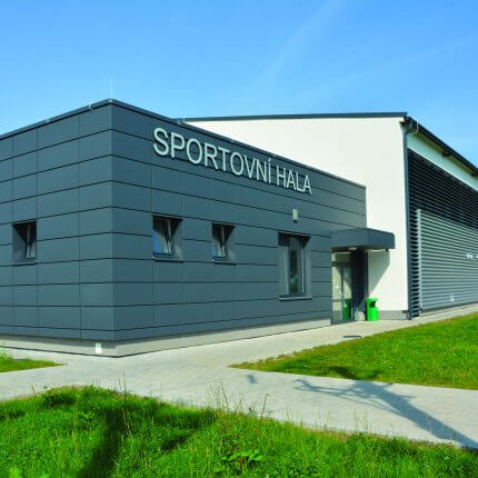 Multifunkční sportovní hala Krasne Pole je reference pro sálavé topení a chlazení Gabotherm.